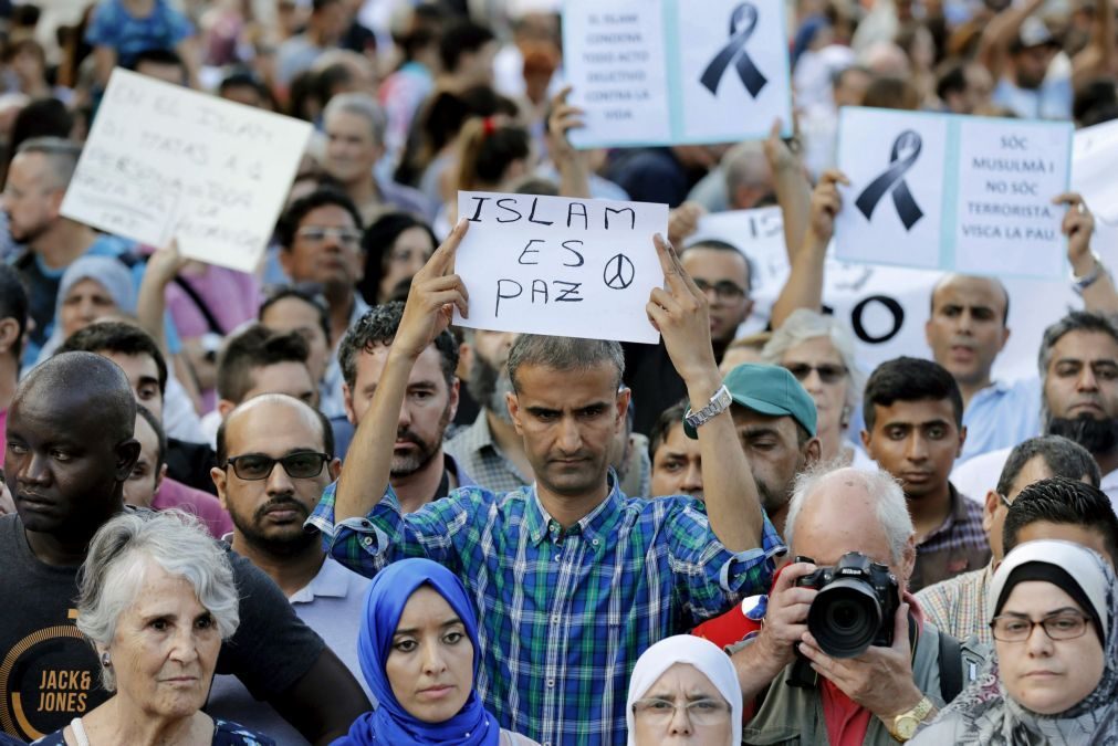 Muçulmanos manifestam-se contra o terrorismo em Barcelona