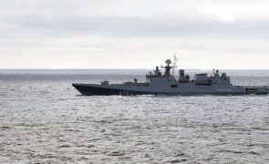 Fragata russa do mar Negro que Ucrânia diz ter atacado está a arder