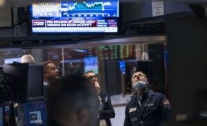 Wall Street permanece em terreno negativo após forte queda da véspera