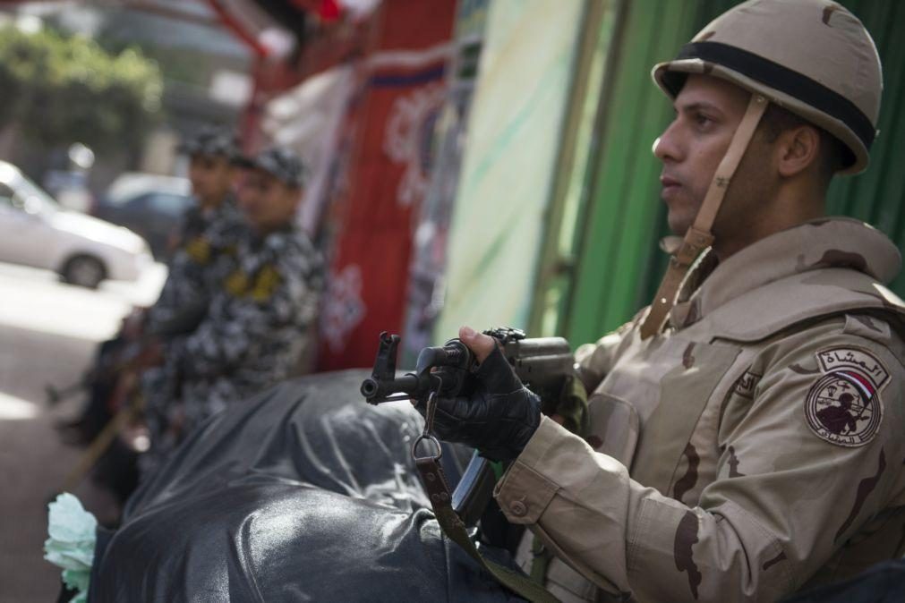 Mais de 11 militares egípcios mortos em ataque a leste do canal do Suez