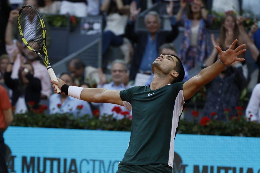 Alcaraz supera Djokovic no 'tie-break' e é primeiro finalista do Masters de Madrid