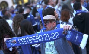 Baixa do Porto veste-se de azul e branco para brindar o FC Porto campeão
