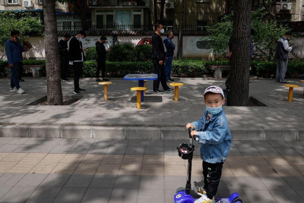Covid-19: Pequim encerra parques e impõe novas restrições para travar surto