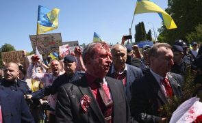 Embaixador russo em Varsóvia atacado com tinta vermelha