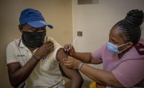 Vacinação contra a covid-19 é mais eficaz quanto mais cedo começar e mais rápida for - África CDC