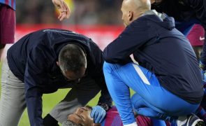 Defesa do FC Barcelona Ronald Araújo já teve alta hospitalar após concussão