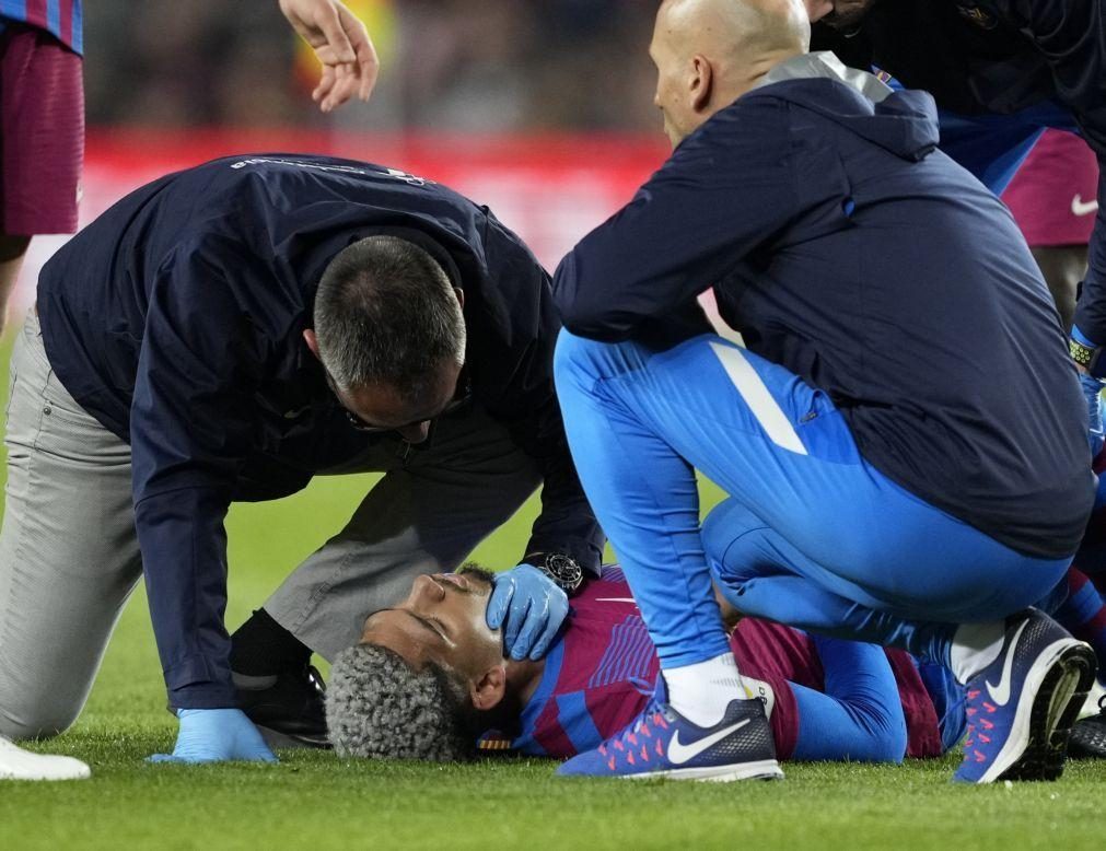 Defesa do FC Barcelona Ronald Araújo já teve alta hospitalar após concussão