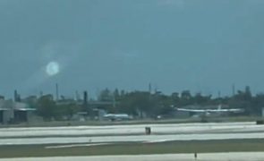 Passageiro sem experiência aterra avião após piloto ficar inconsciente [vídeo]