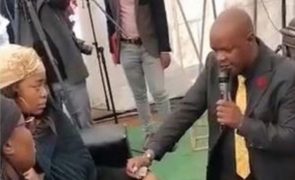 Homem pede namorada em casamento no funeral do pai [vídeo]