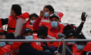 Mais de 600 pessoas esperam no Mediterrâneo por porto para desembarcar