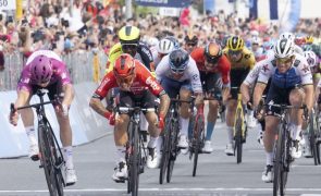 Giro: Arnaud Démare 'bisa' ao 'sprint' em dia sem história