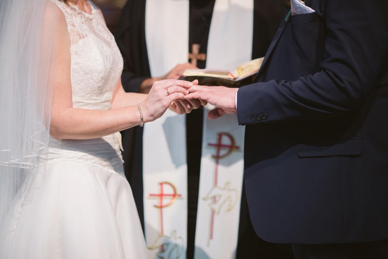 Padre celebra casamento e a seguir atropela homem e foge do local