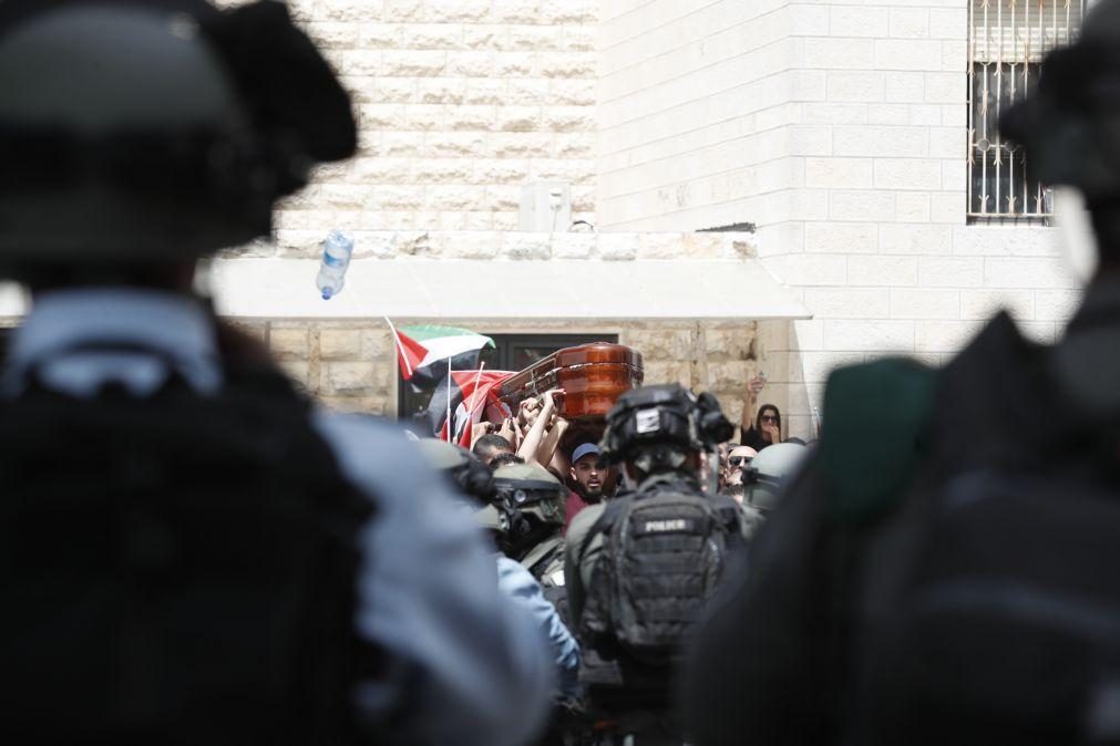 Polícia dispersa multidão à volta de caixão de jornalista palestiniana morta