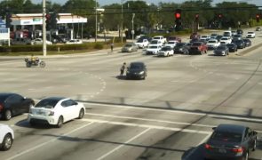 Condutora desmaia ao volante e é salva por desconhecidos [vídeo]