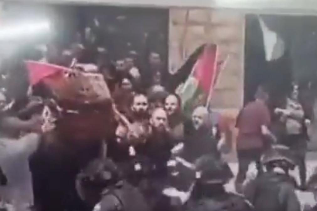 Polícia israelita ataca pessoas em funeral de jornalista palestiniana [vídeo]