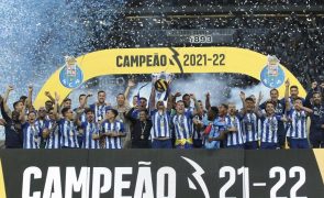 FC Porto recebe taça de campeão nacional de futebol em ambiente de euforia