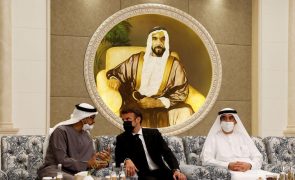 Emmanuel Macron reúne-se com o novo Presidente dos Emirados Árabes Unidos