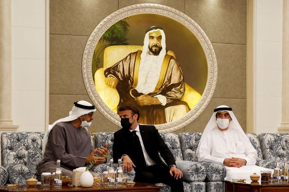 Emmanuel Macron reúne-se com o novo Presidente dos Emirados Árabes Unidos