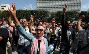 Mais de 2.000 manifestantes na capital da Tunisia protestaram contra presidente