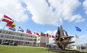 Partido no poder na Suécia aprova candidatura do país à NATO