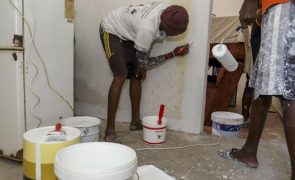 Tinta que mata mosquitos muda casas e vida no bairro cabo-verdiano de Tira-Chapéu
