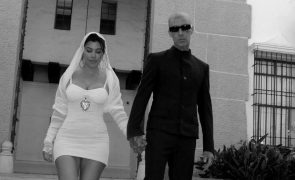 Kourtney Kardashian e Travis Barker são oficialmente casados [veja as fotos]