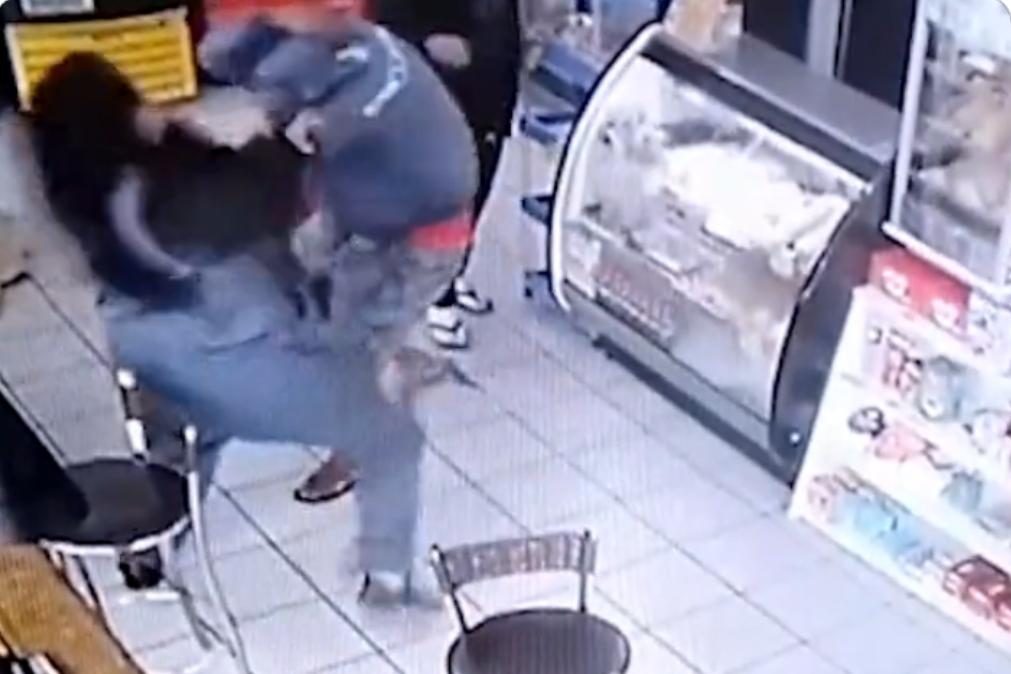 Mulher espanca homem após ser assediada em bomba de gasolina [vídeo]