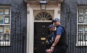 Covid-19: Polícia britânica aplicou 126 multas por violação das restrições no Governo