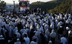 Multidão de fiéis derruba barreiras da polícia israelita no Monte Meron