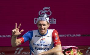 Giro: Arnaud Démare vence ao 'sprint' pela terceira vez na 13.ª etapa