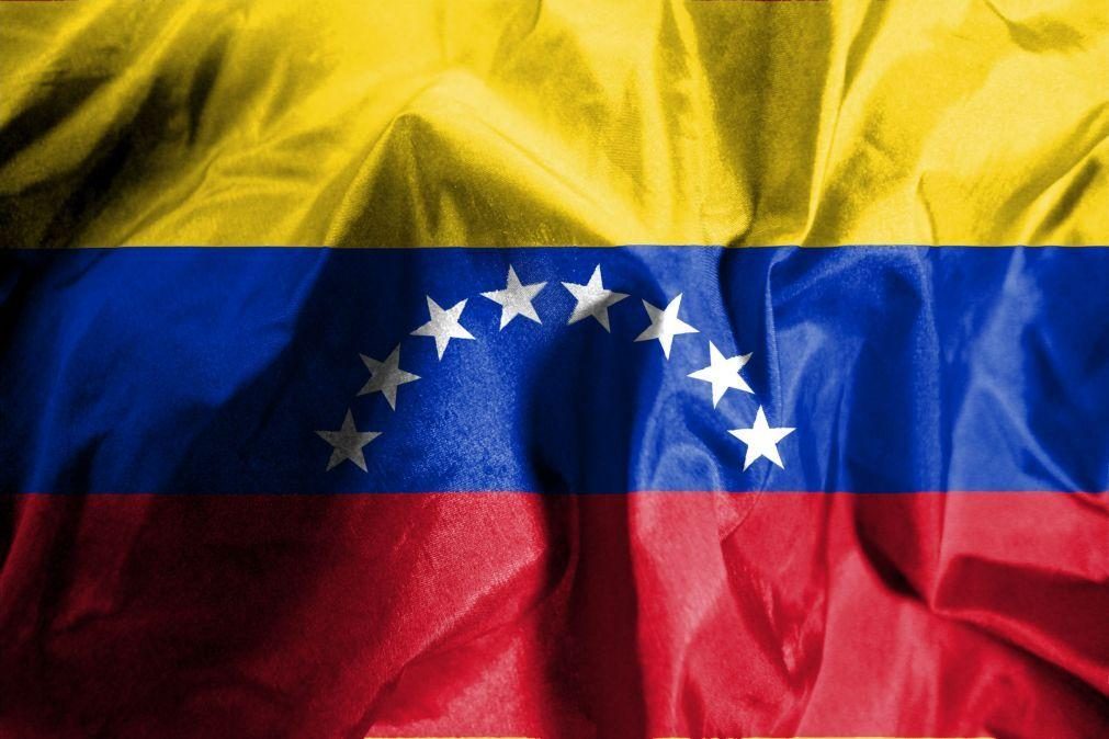 Reclusos em prisão sobrelotada na Venezuela amotinam-se para exigir transferência