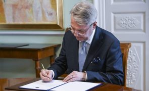 Finlândia admite que veto turco atrasará adesão à NATO em 