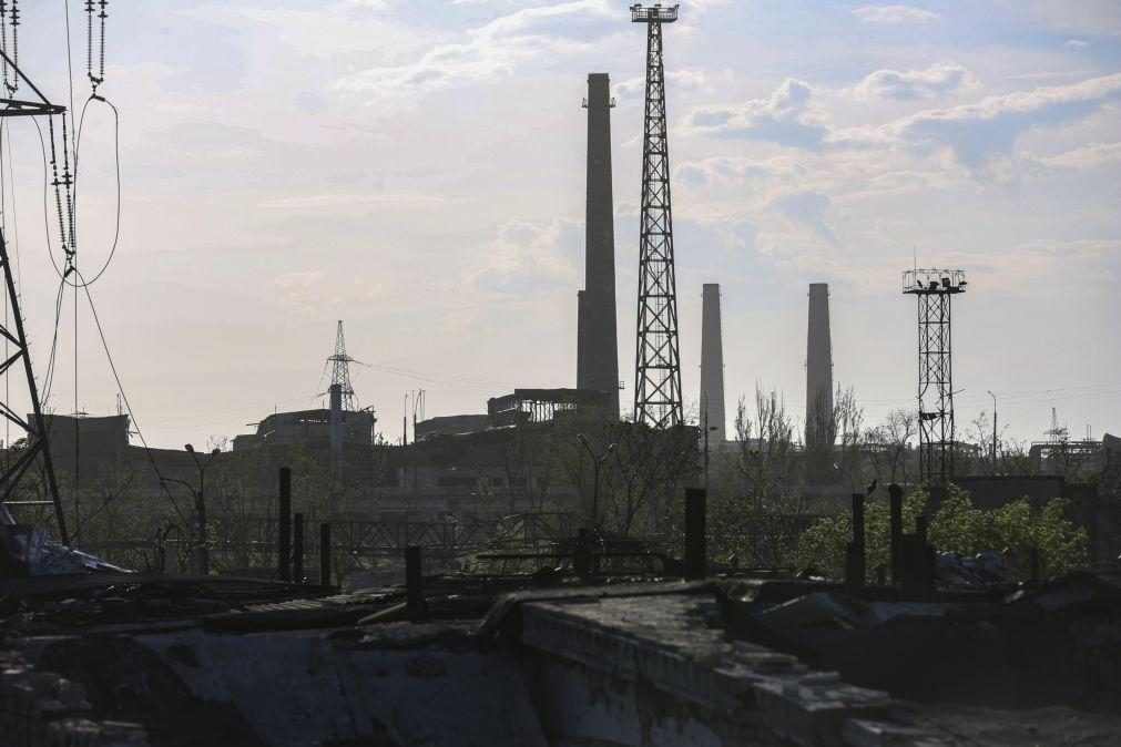Forças russas iniciam operação de desminagem na fábrica Azovstal