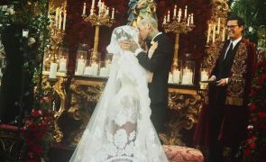 Kourtney Kardashian e Travis Barker. As fotos do (excêntrico) casamento em Itália