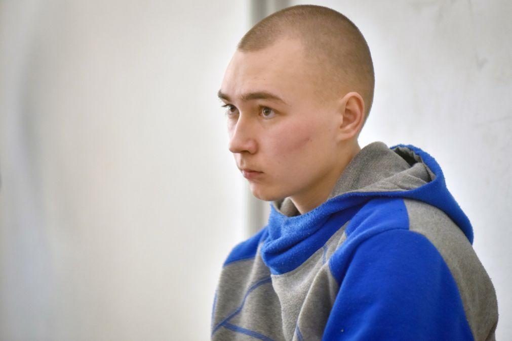 Soldado russo julgado por crimes de guerra na Ucrânia condenado a prisão perpétua