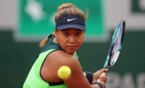 Osaka afastada na primeira ronda de Roland Garros no regresso após polémica
