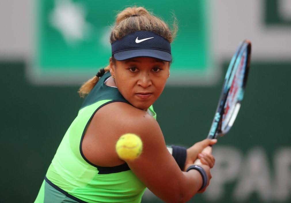 Osaka afastada na primeira ronda de Roland Garros no regresso após polémica