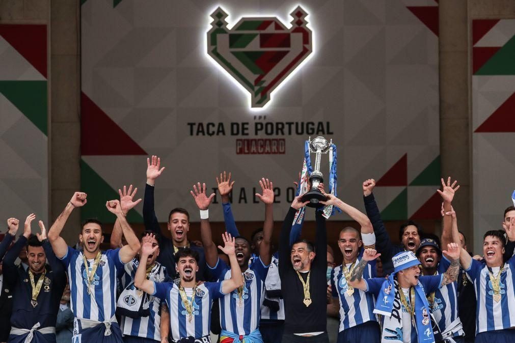 Plantel do FC Porto entrega troféus da dobradinha a Pinto da Costa e museu