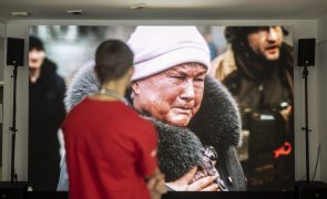 Ucrânia inaugura em Davos exposição sobre crimes de guerra da Rússia