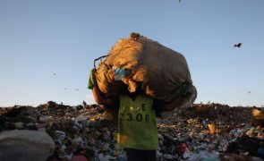 Governo brasileiro suspeito de comprar centenas de camiões de lixo a preço inflacionado