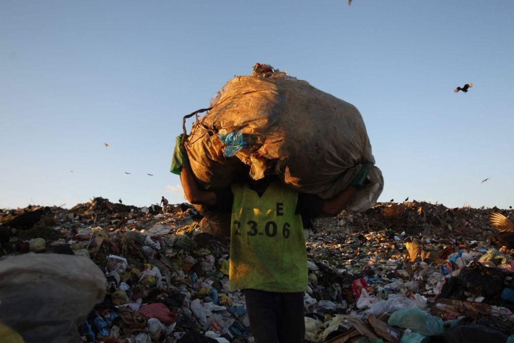 Governo brasileiro suspeito de comprar centenas de camiões de lixo a preço inflacionado