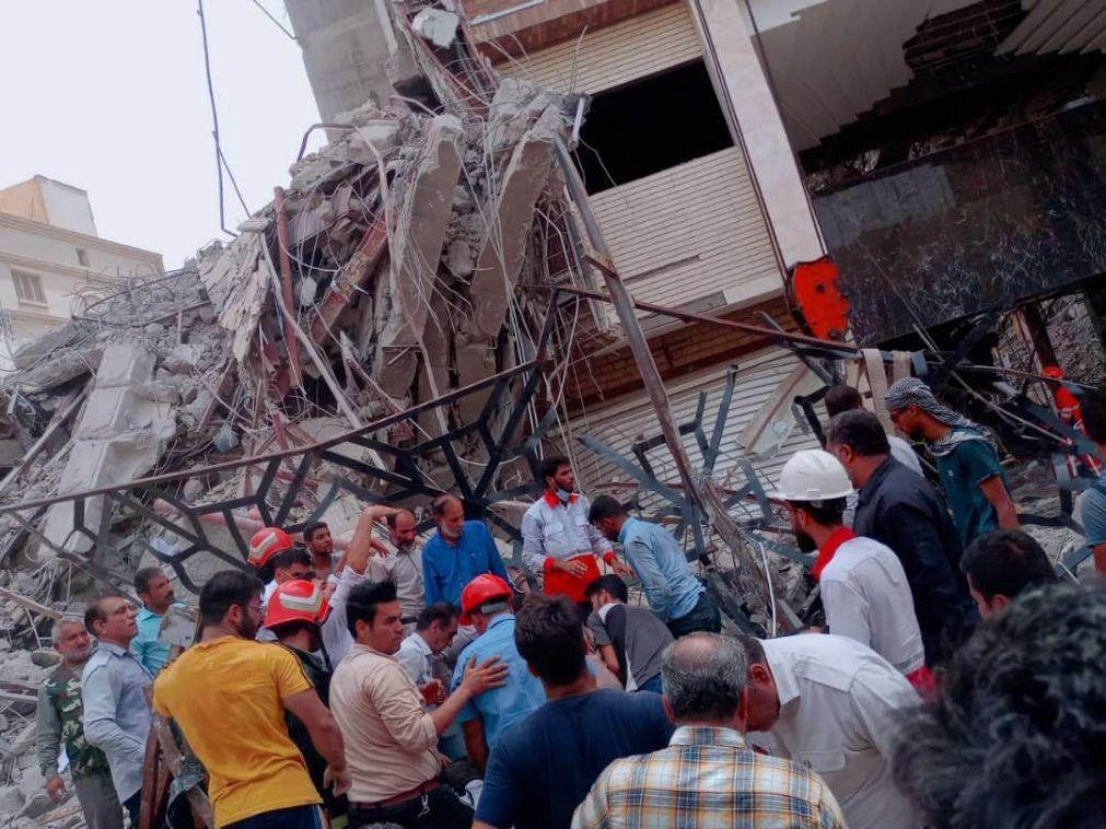 Sobe para 10 o número de mortos em desabamento de prédio em construção no Irão