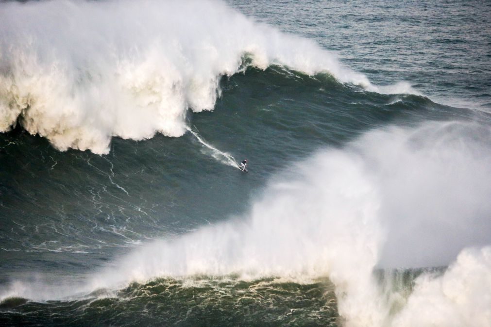 Sebastian Steudtner surfa maior onda do mundo na Nazaré