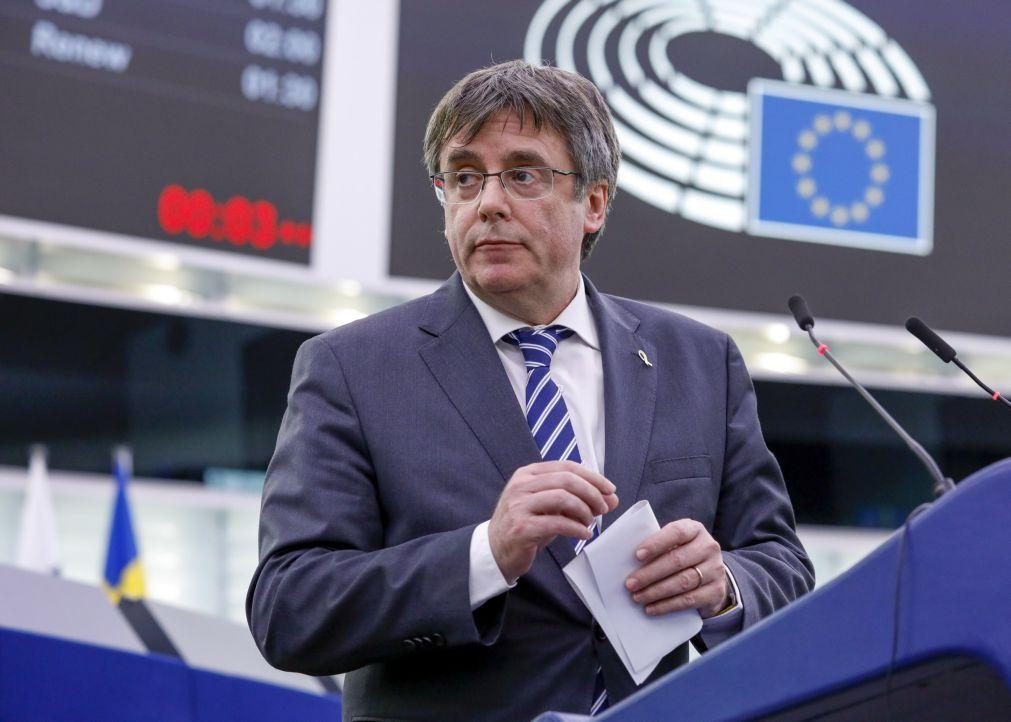 Justiça europeia devolve imunidade parlamentar a ex-presidente catalão Carles Puigdemont