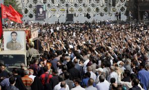 Funeral de coronel iraniano assassinado com milhares a apelarem à 