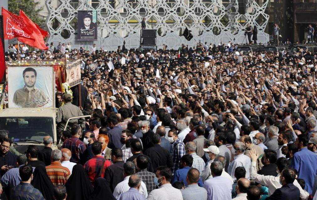 Funeral de coronel iraniano assassinado com milhares a apelarem à 