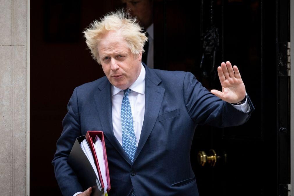 Covid-19: Boris Johnson assume responsabilidade por 
