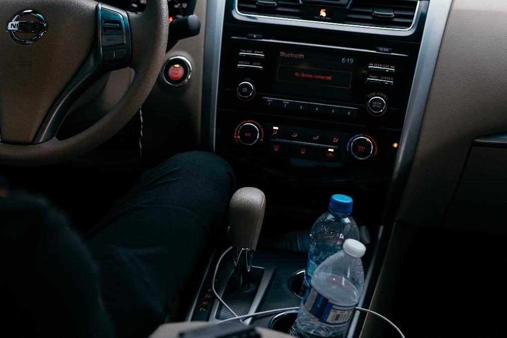 Saiba por que é perigoso deixar uma garrafa de água no interior do carro