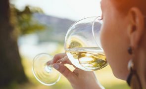Descubra quanto álcool deverá beber por semana para evitar um ataque cardíaco