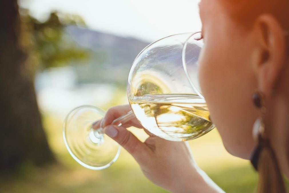 Beber vinho branco pode estar a arruinar a sua pele